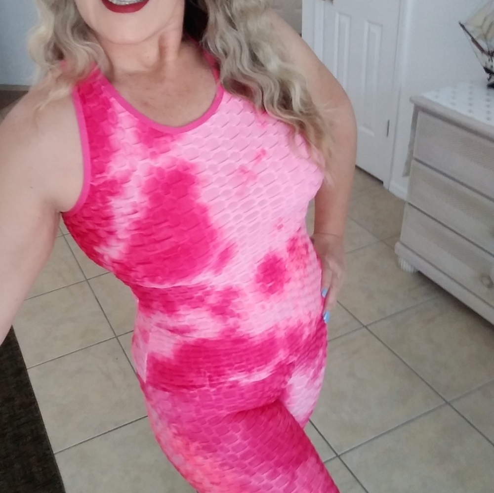 Woman's ruched booty mid calf workout set